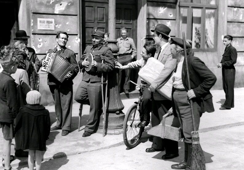 Запрещённые песенки / Zakazane piosenki (1947): кадр из фильма