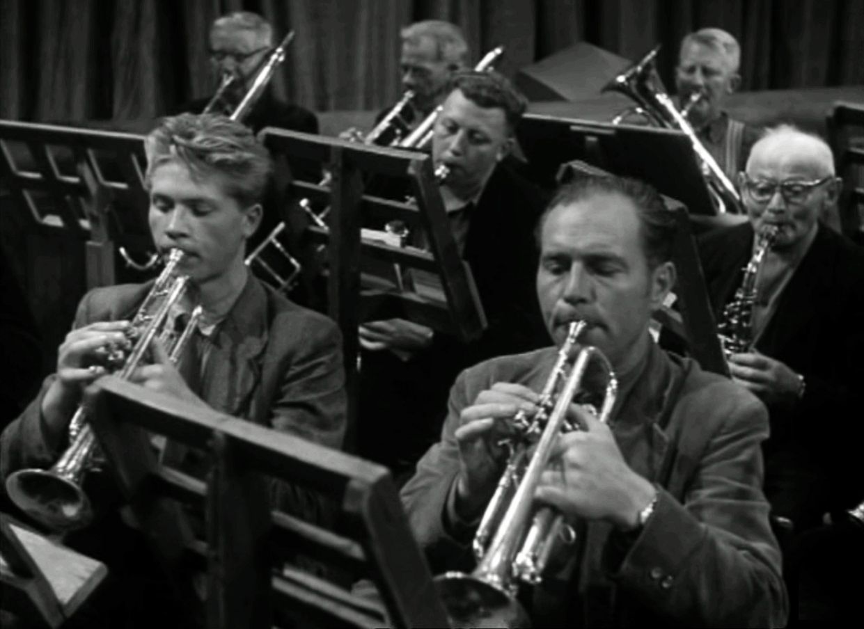 Фанфары / Fanfare (1958): кадр из фильма