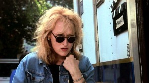 Открытки с края бездны / Postcards from the Edge (1990): кадр из фильма