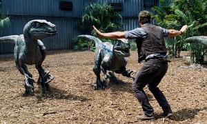 Мир юрского периода / Jurassic World (2015): кадр из фильма